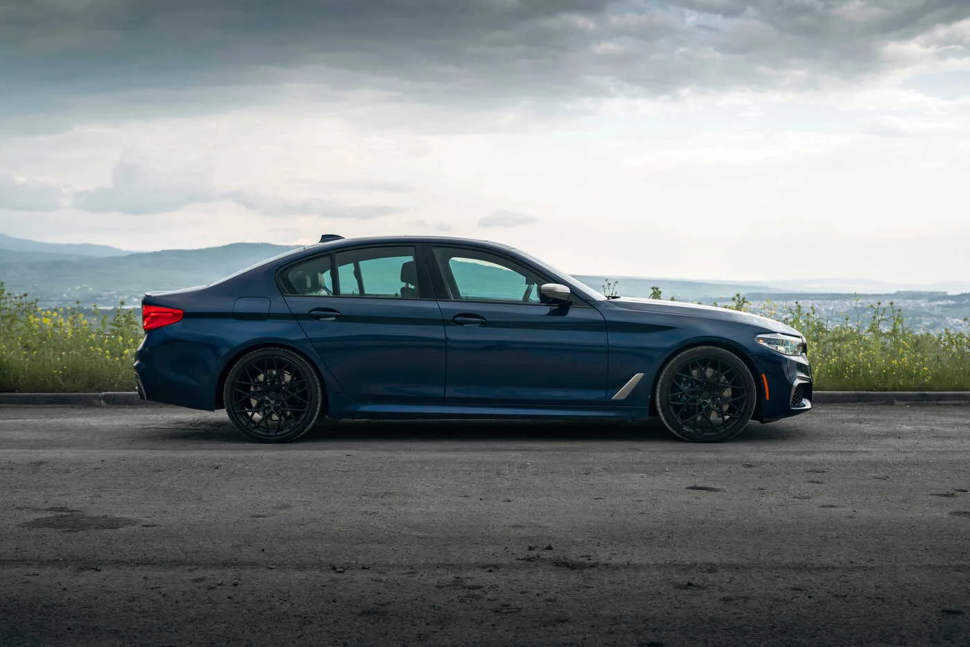BMW M550 2019 - side view