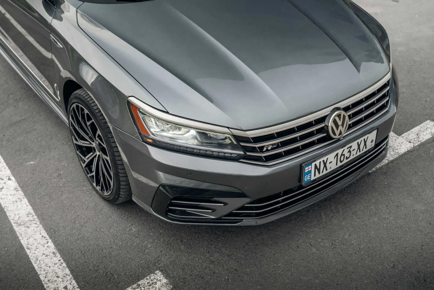 VW Passat R-Line 2018 - side view